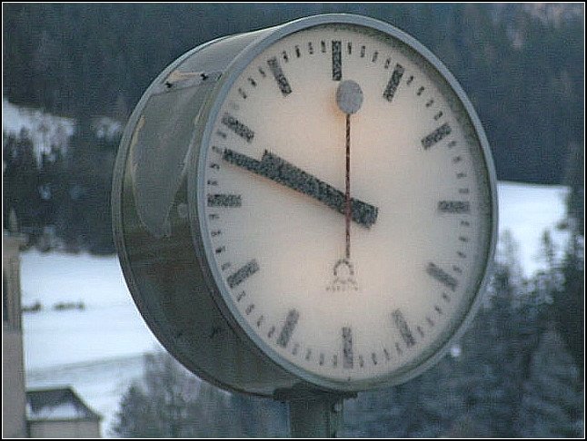 Am 24.02.06 war die Bahnhofsuhr in Filisur noch schockgefroren. (Jeanny)