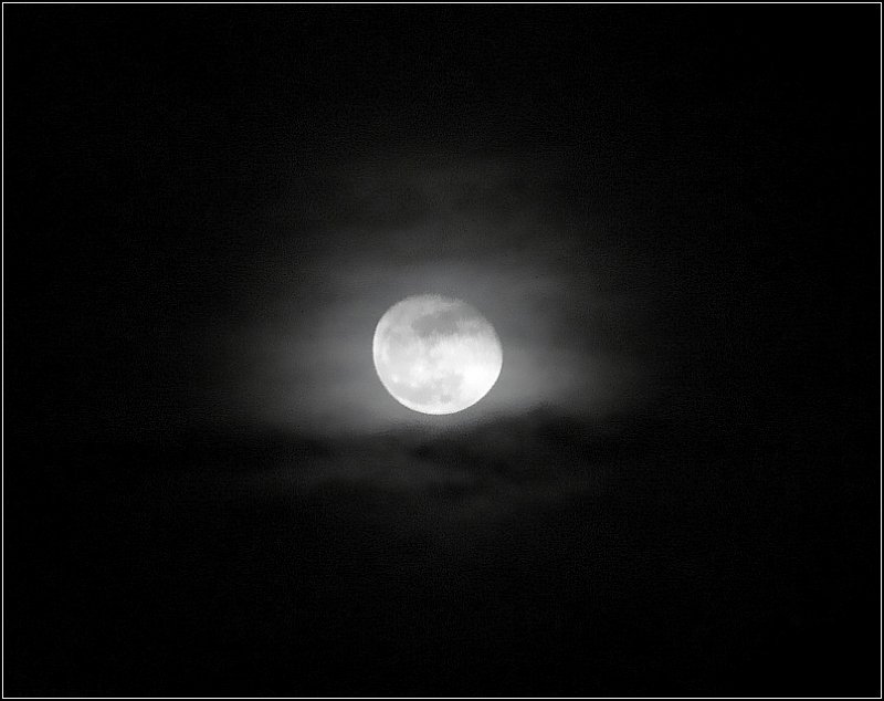 Der Mond suchte sich am 23.02.08 eine Lcke in den Wolken. (Jeanny)
