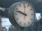 Am 24.02.06 war die Bahnhofsuhr in Filisur noch schockgefroren.